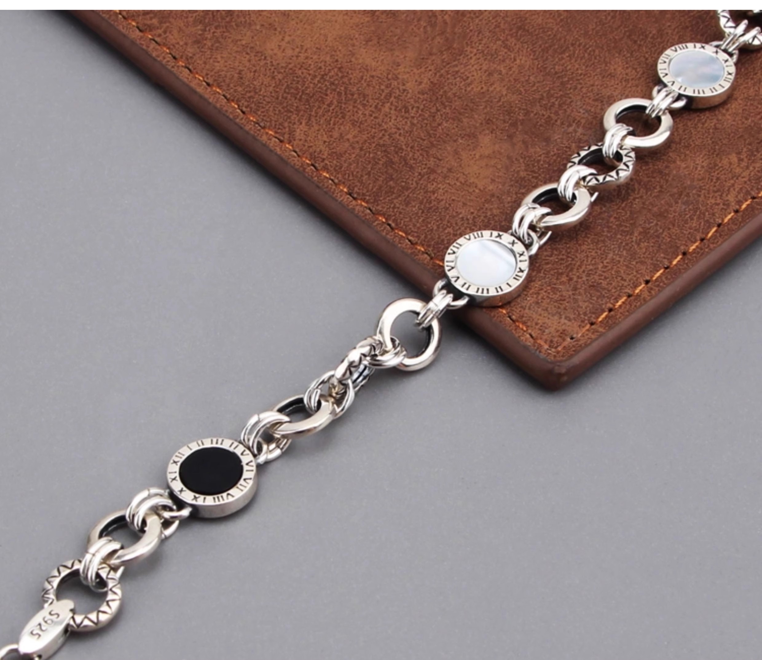 S925 Sterling Silver Roman Numeral Black and White Pearl Bracelet for Women, Elegant and Versatile Design Jewelry